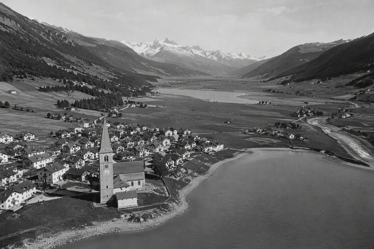 Luftbild von Alt-Graun vor der Flutung: Dorf, Pfarrkirche St. Katharina und der ursprüngliche Grauner See